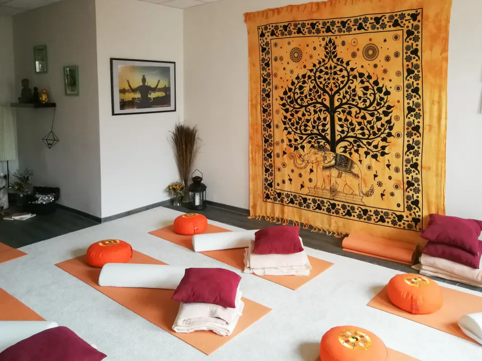 Übungsraum mit Mandala-Wandtuch, Kissen und Decken