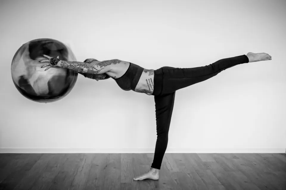 Kati in Standwaage mit Gymnastikball