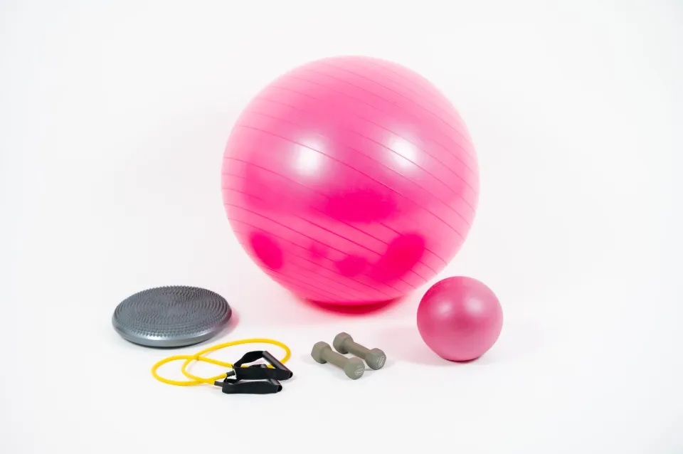 Trainingsgeräte: Gymnastikball, Theraband, Hanteln und Balancekissen