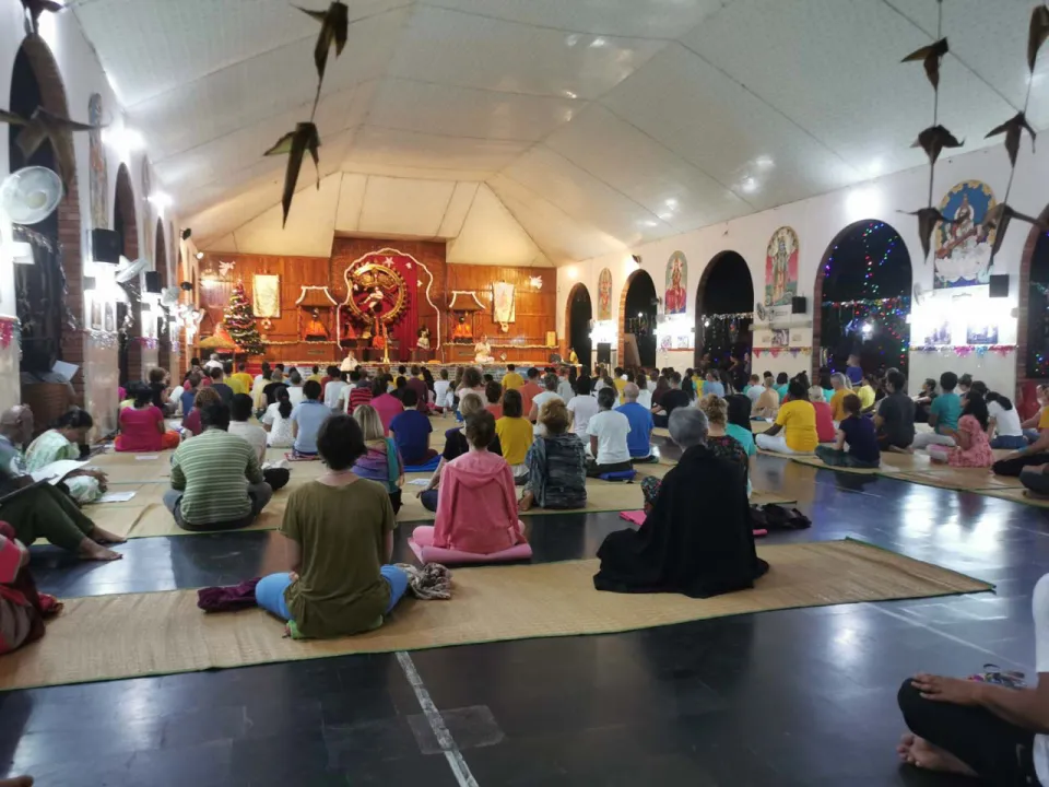 Satsang in der Halle des Sivananda Ashrams