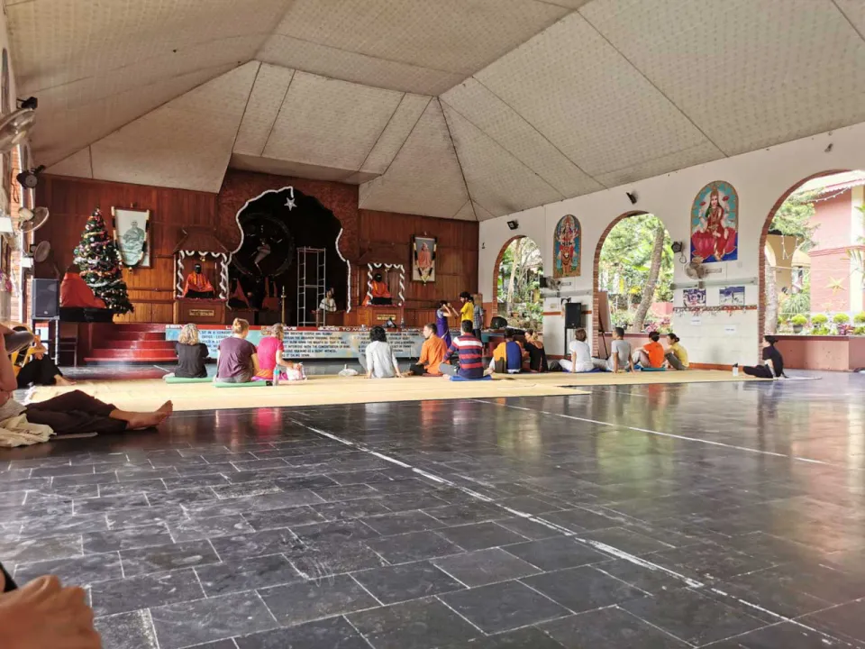 Große Übungshalle im Ashram