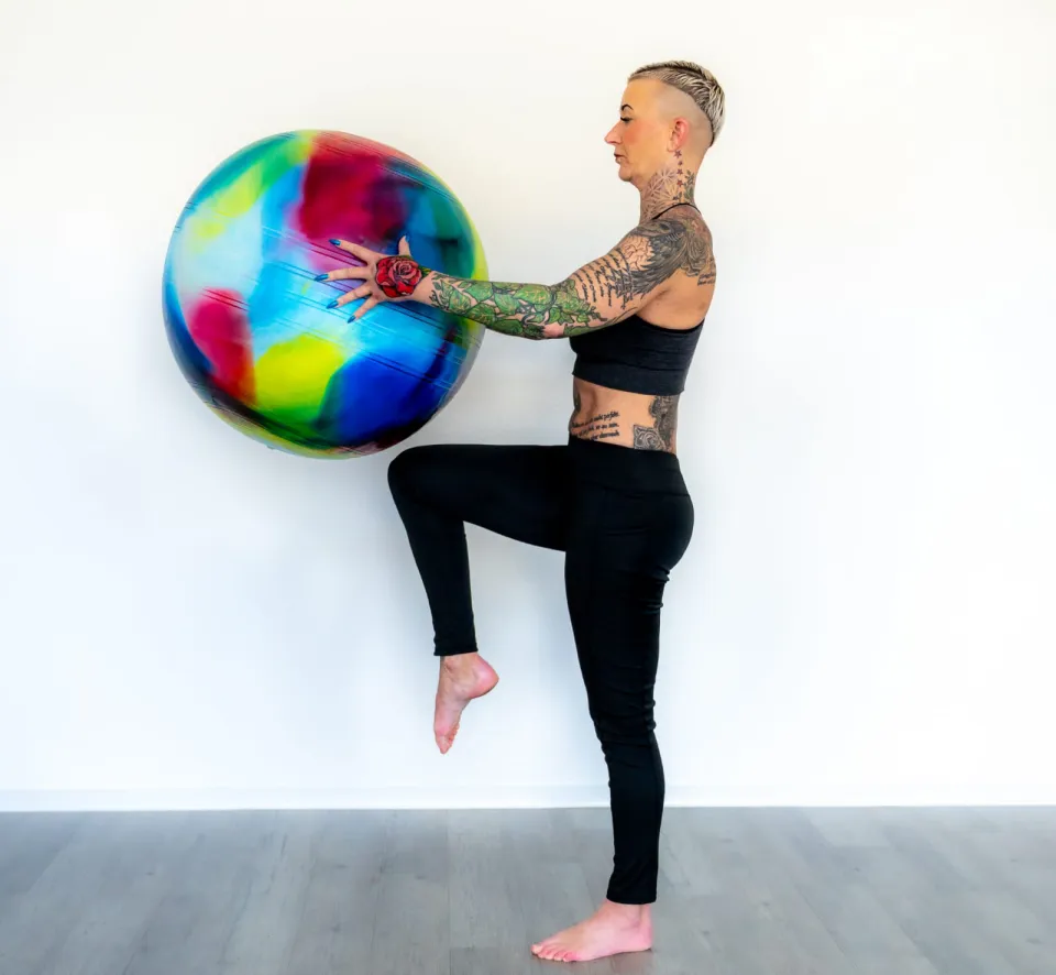 Kati balanciert mit buntem Gymnastikball