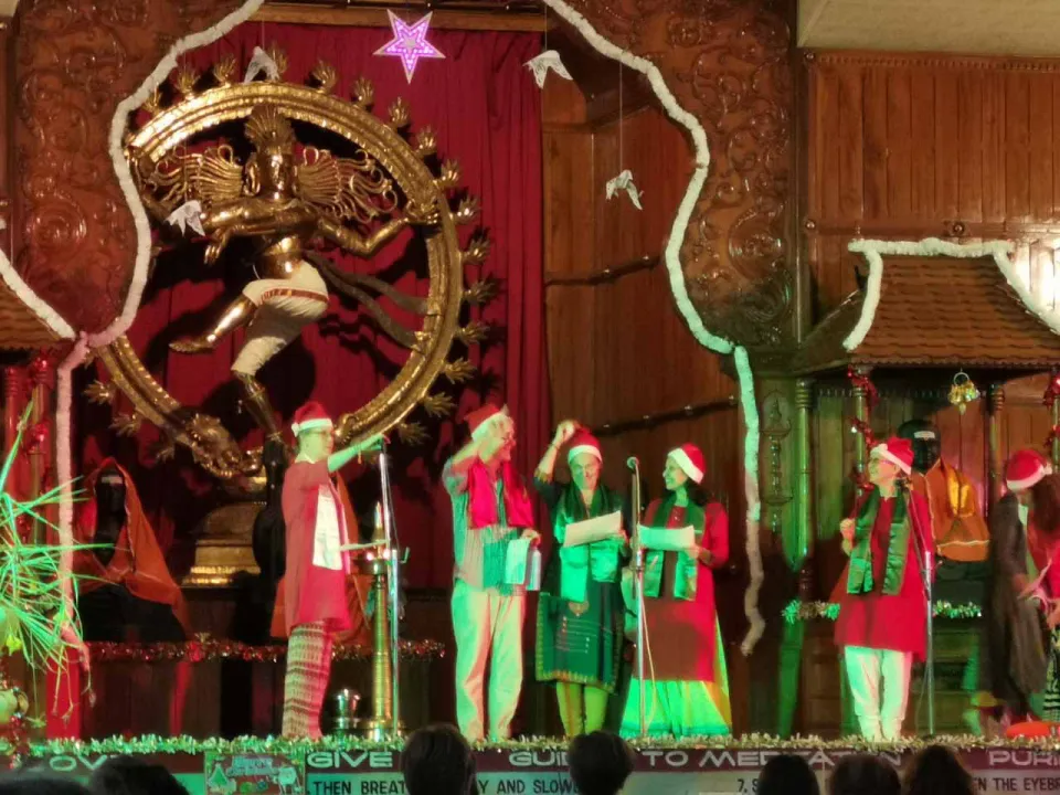 Weihnachtsfeier auf der Bühne im Ashram
