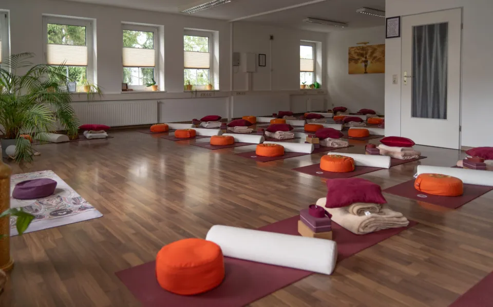 Yogaraum im warmen Abendlicht